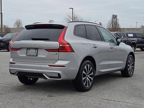 2024 Volvo XC60 B5 Core Dark Theme