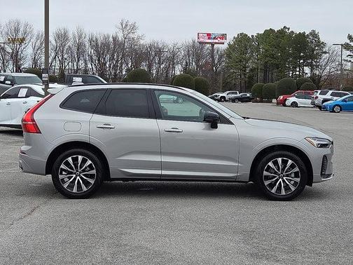 2024 Volvo XC60 B5 Core Dark Theme