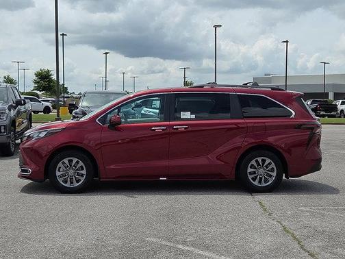 2024 Toyota Sienna XLE 8 Passenger