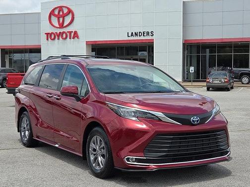 2024 Toyota Sienna XLE 8 Passenger