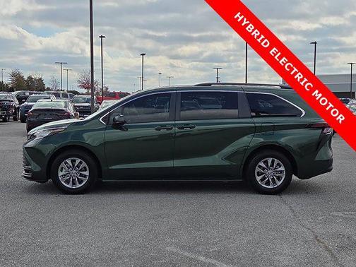 2023 Toyota Sienna LE