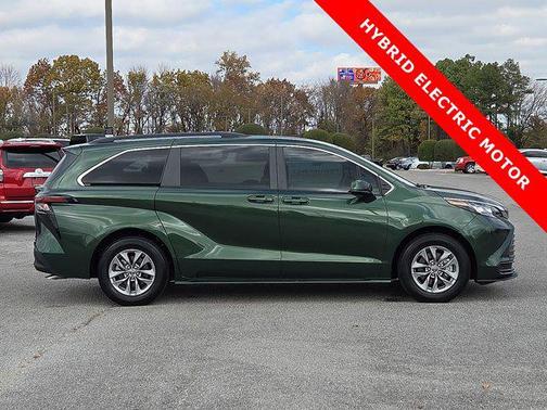 2023 Toyota Sienna LE