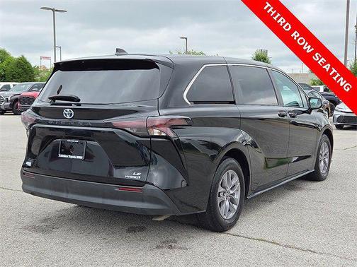 2023 Toyota Sienna LE