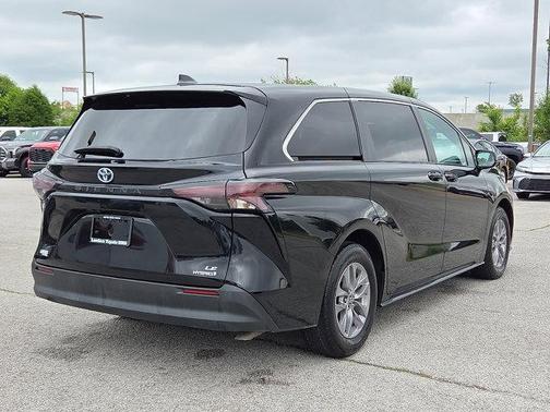 2023 Toyota Sienna LE