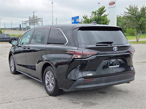 2023 Toyota Sienna LE