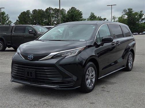 2023 Toyota Sienna LE