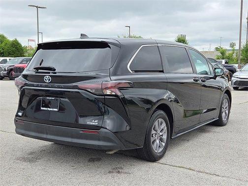 2023 Toyota Sienna LE