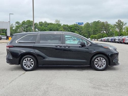 2023 Toyota Sienna LE