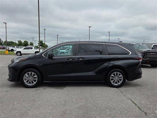 2023 Toyota Sienna LE