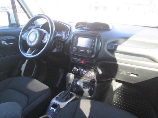 Photo 5 of 26 of 2017 Jeep Renegade Latitude