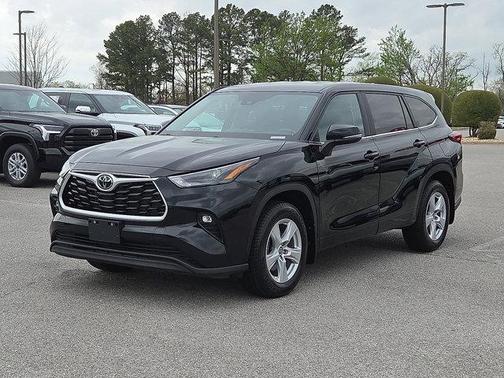 Midnight Black Metallic 2023 Toyota Highlander LE