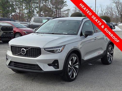 2025 Volvo XC40 B5 Plus Dark Theme