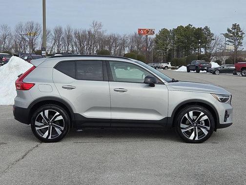 2025 Volvo XC40 B5 Plus Dark Theme