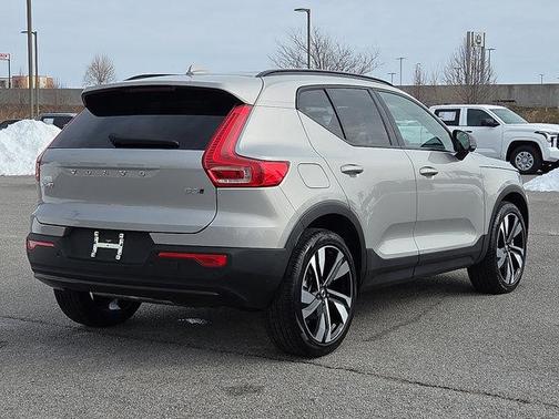 2025 Volvo XC40 B5 Plus Dark Theme