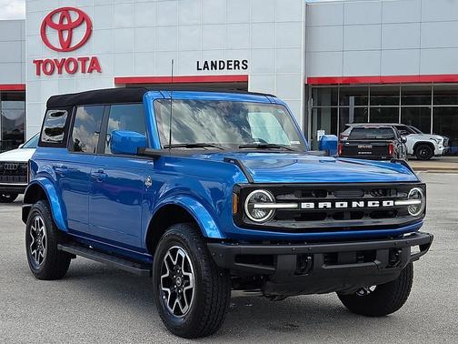 Velocity Blue Metallic 2023 Ford Bronco Outer Banks