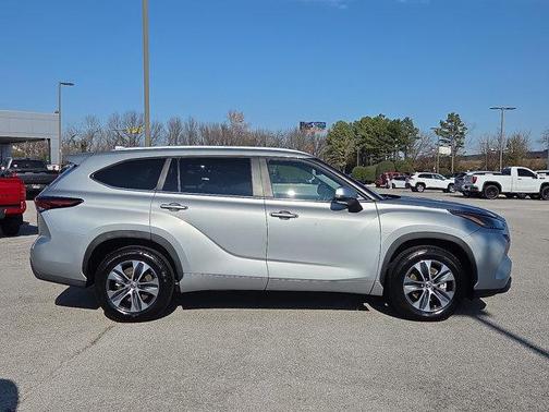 2024 Toyota Highlander Hybrid XLE