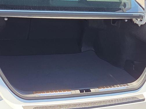 Wind Chill Pearl w/Midnight Black Metallic Roof 2026 Toyota Camry XSE