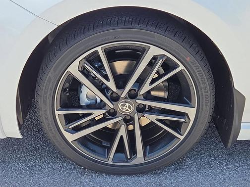 Wind Chill Pearl w/Midnight Black Metallic Roof 2026 Toyota Camry XSE