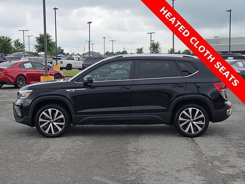 Deep Black Pearl 2024 Volkswagen Taos 1.5T SE