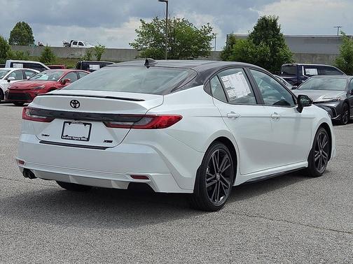 Wind Chill Pearl w/Midnight Black Metallic Roof 2026 Toyota Camry XSE