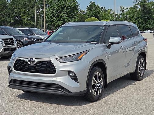 CELESTIAL SILVE 2024 Toyota Highlander XLE