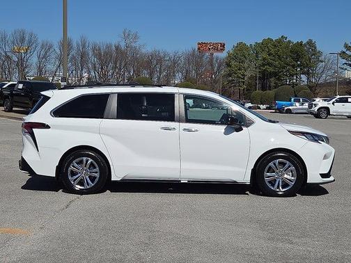2023 Toyota Sienna XSE 7 Passenger