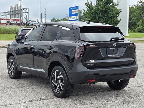 Super Black 2025 Nissan Kicks SV