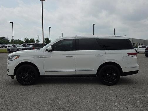 Pristine White Metallic Tri-Coat 2023 Lincoln Navigator Reserve