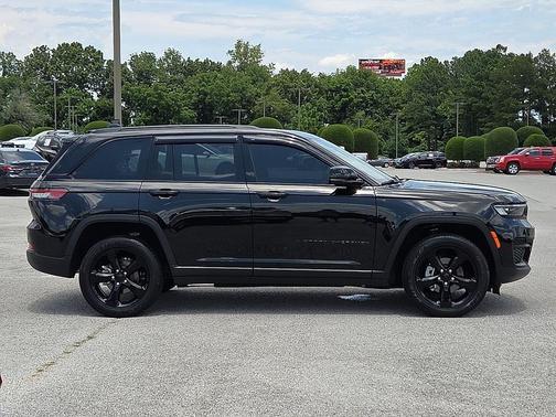 Diamond Black Crystal Pearlcoat 2024 Jeep Grand Cherokee Altitude