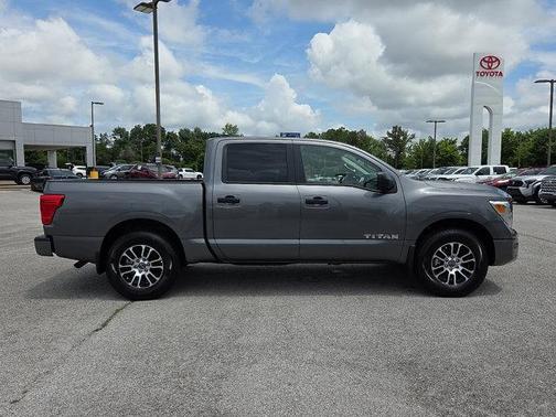 2023 Nissan Titan SV