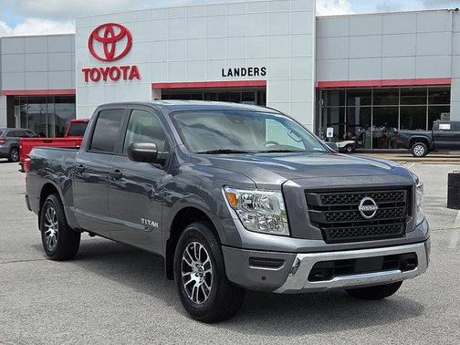 2023 Nissan Titan SV