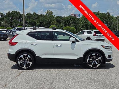 2022 Volvo XC40 T5 Momentum
