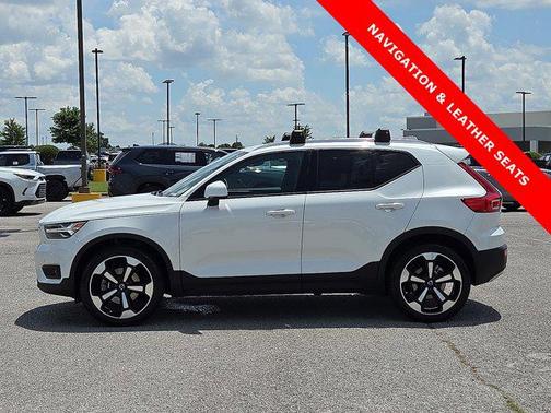 2022 Volvo XC40 T5 Momentum