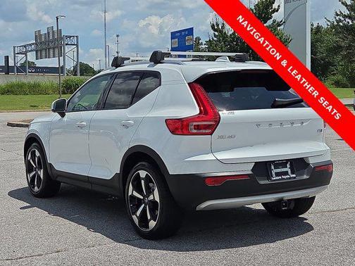 2022 Volvo XC40 T5 Momentum
