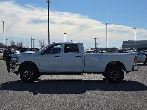 2024 RAM 3500 Tradesman Crew Cab 4x4 8' Box
