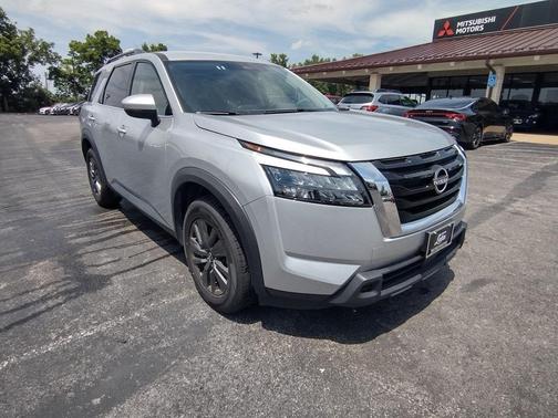 2024 Nissan Pathfinder SV