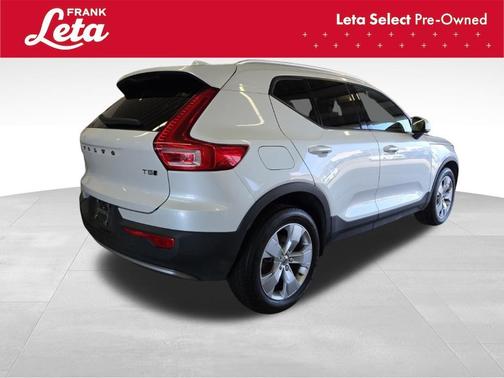 White 2022 Volvo XC40 T5 Momentum