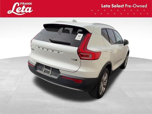 White 2022 Volvo XC40 T5 Momentum