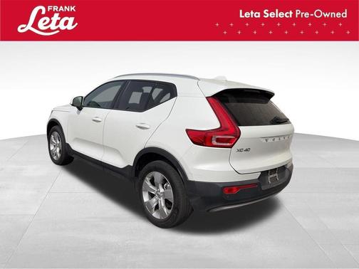 White 2022 Volvo XC40 T5 Momentum