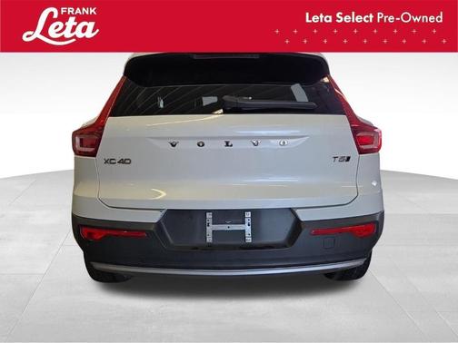 White 2022 Volvo XC40 T5 Momentum