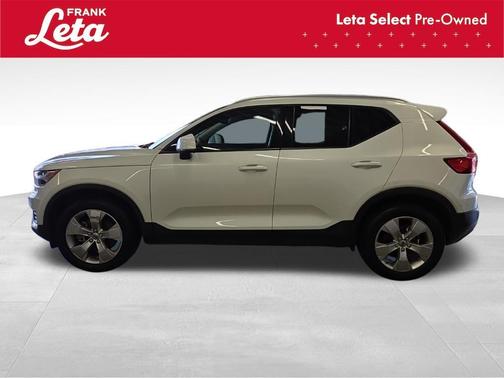 White 2022 Volvo XC40 T5 Momentum