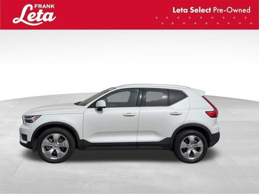 White 2022 Volvo XC40 T5 Momentum