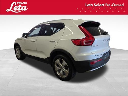 White 2022 Volvo XC40 T5 Momentum