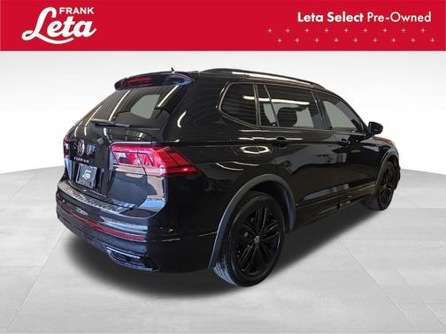 Deep Black Pearl Effect 2022 Volkswagen Tiguan 2.0T SE R-Line Black
