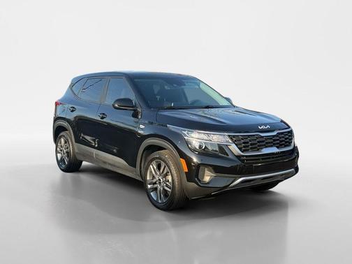 Black 2022 Kia Seltos LX