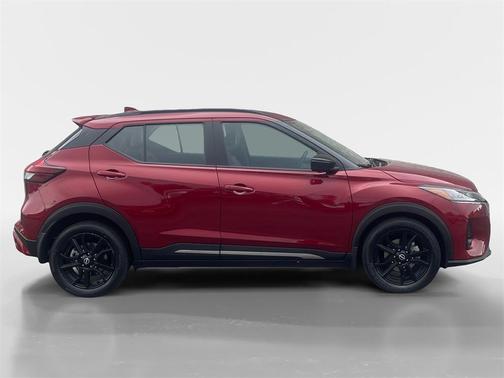 2022 Nissan Kicks SR
