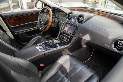 2012 Jaguar XJ Base