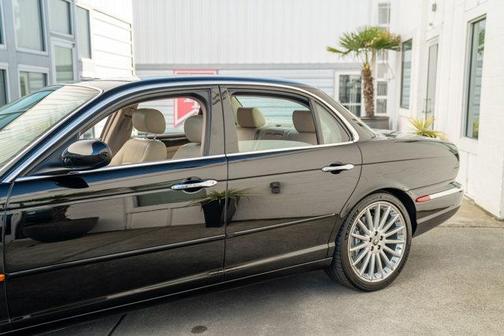 2004 Jaguar XJR 