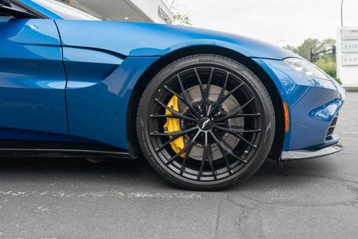 2022 Aston Martin Vantage Base