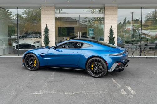 2022 Aston Martin Vantage Base
